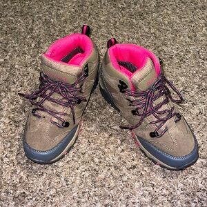 BRAND NEW BEARPAW WOMENS HIKINGS SHOES
